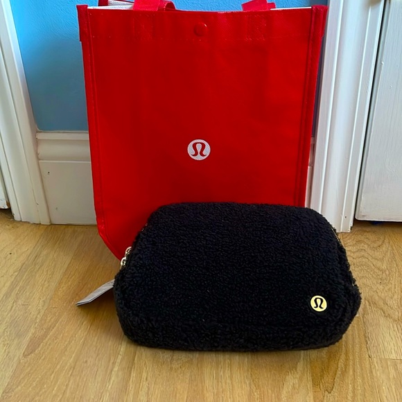 Lululemon NWT Everywhere 2L Fleece Belt Bag, includes reusable Lululemon bag - Picture 3 of 15